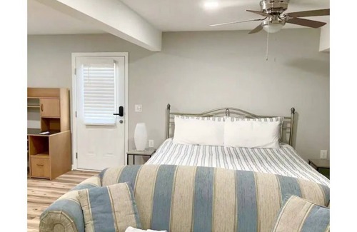 Fayetteville House | NEW✯Cheerful & Spacious Studio W/Private Entrance