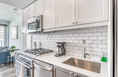 Sunnyside Condo | New Chic Condo in Unbeatable Location! + Parking!