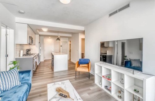 Sunnyside Condo | New Chic Condo in Unbeatable Location! + Parking!