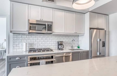 Sunnyside Condo | New Chic Condo in Unbeatable Location! + Parking!