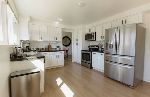 Mira Loma House | NEW! Chic+Cozy, Sleeps 10, King Bed, Work Desk, Tahoe 30 min, Mt Rose Ski 20 min