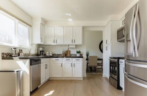 Mira Loma House | NEW! Chic+Cozy, Sleeps 10, King Bed, Work Desk, Tahoe 30 min, Mt Rose Ski 20 min