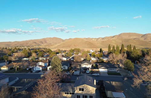 Mira Loma House | NEW! Chic+Cozy, Sleeps 10, King Bed, Work Desk, Tahoe 30 min, Mt Rose Ski 20 min