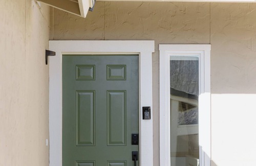 Mira Loma House | NEW! Chic+Cozy, Sleeps 10, King Bed, Work Desk, Tahoe 30 min, Mt Rose Ski 20 min