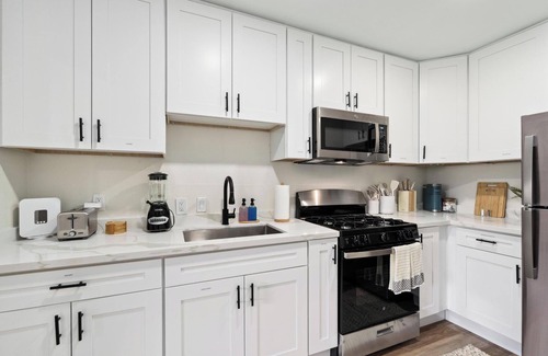 Pacific Beach Apartment | New! Chic Pacific Beach Paradise –Walk to Beach & Bay