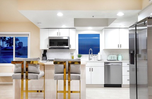 Racquet Club Estates House | New Chic Remodel w/Heated Pool, Jacuzzi, Mini Golf, Bikes, Dry Bar, Coffee Bar