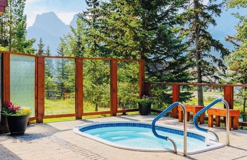 Cougar Creek Condo | *NEW* Chic Remodelled | 2HOT TUBS | Top Rated Resort | MINUTES TO BANFF
