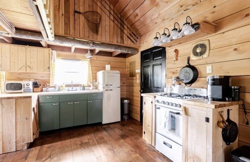 Town of Colchester Cabin | *New* Classic Cozy Catskill Mountain Cabin ~ Wood Stove+Soaking Tub