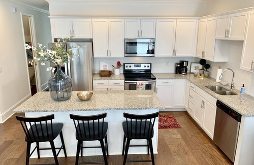 Oxford Condo | New, clean, and spacious 3 br/3 .5 ba Oxford condo!