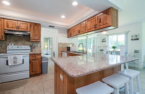 North Naples House | New, clean and spacious house in Central Naples, close to beach, Pet friendly!