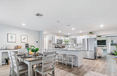 Largo House | NEW⛱ Close to Beach Villa- Large Outdoor Grill Patio, 400Mb WiFi Office Spc & AC