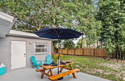 Largo House | NEW⛱ Close to Beach Villa- Large Outdoor Grill Patio, 400Mb WiFi Office Spc & AC