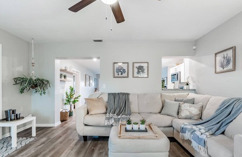 Largo House | NEW⛱ Close to Beach Villa- Large Outdoor Grill Patio, 400Mb WiFi Office Spc & AC