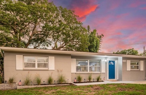 Largo House | NEW⛱ Close to Beach Villa- Large Outdoor Grill Patio, 400Mb WiFi Office Spc & AC