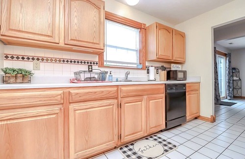 Lincoln House | NEW* Close to Downtown | Big Backyard | 4bd 2 b