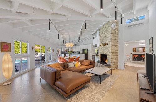 Sunrise Vista Chino House | New! Colony Retreat! Midcentury Gem! 4BR! Pool!FirePit! Views! Walk to DownTown!