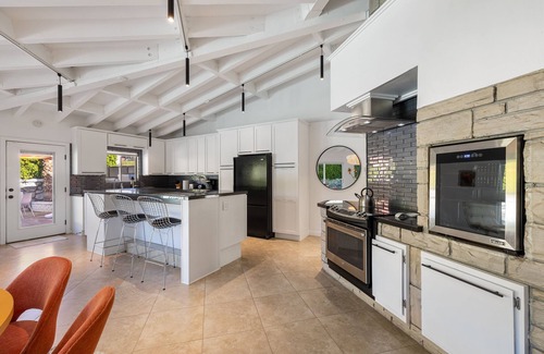 Sunrise Vista Chino House | New! Colony Retreat! Midcentury Gem! 4BR! Pool!FirePit! Views! Walk to DownTown!