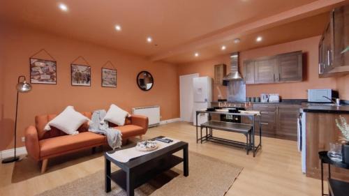 Birmingham City Centre Apartment | New Colourful & Spacious 2 Bedroom Apartment in Central Birmingham with Free Wifi, Parking and Keyless Access