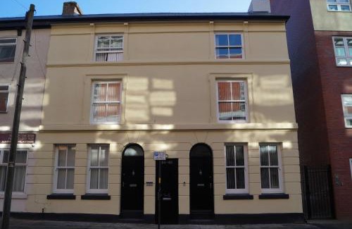 Birmingham City Centre Apartment | New Colourful & Spacious 2 Bedroom Apartment in Central Birmingham with Free Wifi, Parking and Keyless Access