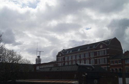 Birmingham City Centre Apartment | New Colourful & Spacious 2 Bedroom Apartment in Central Birmingham with Free Wifi, Parking and Keyless Access