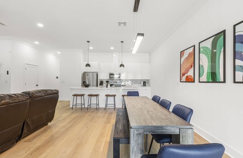 Tampa Villa | NEW! Columbus Cove | Modern, Newly Built Townhome In The Heart of Tampa