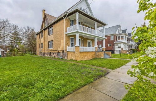 Downtown Niagara Falls Apartment | NEW! Comfy 3BR Flat Close to the Falls