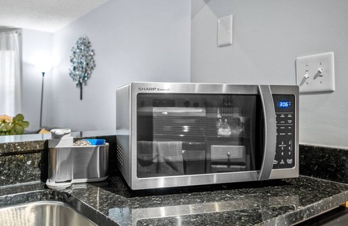 Dilworth Condo | NEW! Condo for Monthly Stays Near UpTown Charlotte - Free parking