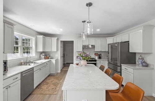 Narragansett House | New Construction 3 blocks from Boone St. and walkable to ocean wall.