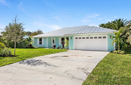 Hobe Sound House | New Construction- Hot Tub - 1.3m to Beach, 2 KING Beds.