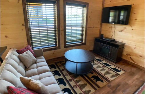 Sevierville House | New Construction Pet Friendly Tiny Home W/Hot Tub