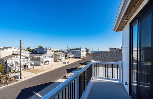 Holgate House | New construction pristine beach house 5 houses from the ocean