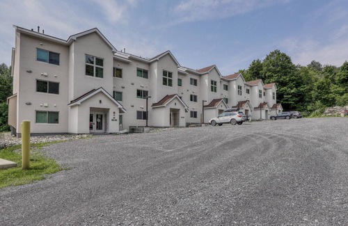 Warren Condo | NEW Construction! Ski-In/Ski-Out Condo, fire place, Bunk room