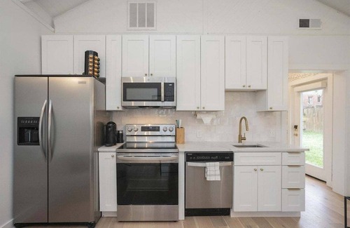 Eastwood Apartment | New Construction - Sleeps 4 - Close to Broadway!