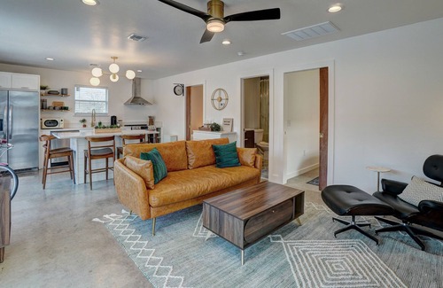 Medicine Park Cottage | ~New~ Contemporary Cottage in great LOCATION with mountain VIEWS!