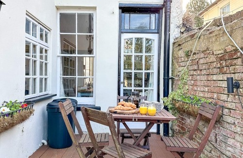 Canterbury House | NEW Cossington House - City Centre 3 Bedroom Home