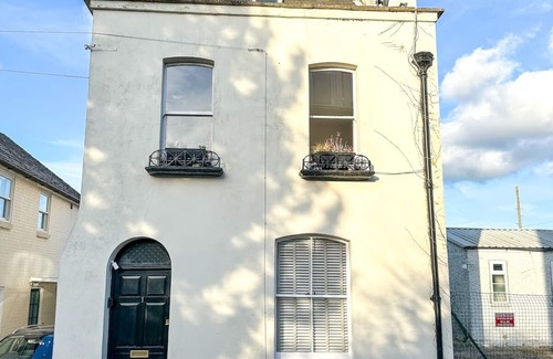 Canterbury House | NEW Cossington House - City Centre 3 Bedroom Home