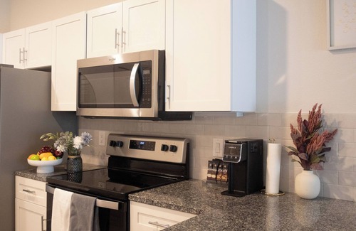 Astrodome Apartment | New! Cozy 1BR Apt with Pool & Gym in Central Houston, 5 ⭐️ Superhost