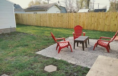 Fountain Square House | NEW! Cozy 2BR/Pet-Friendly/5 Min to Downtown