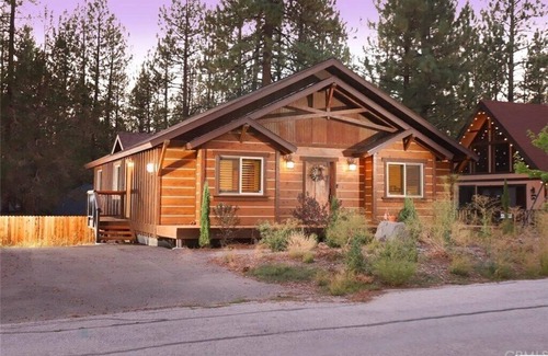 Fox Farm Cabin | New Cozy Cabin 5 Minutes Away from the Slopes/Lake/Downtown