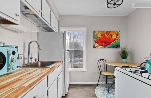 Neenah Apartment | NEW|Cozy|Chic|Historic|Studio
