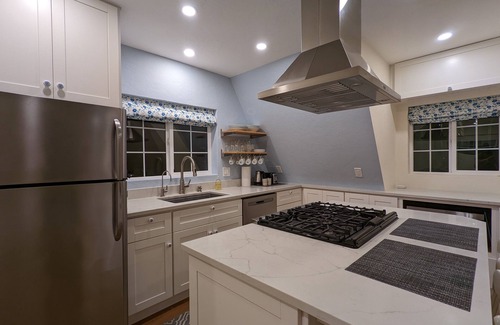 Longview Cottage | New Cozy Cottage - Centrally located in the Pacific Northwest