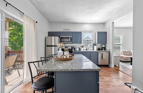 Elmhurst Apartment | NEW! Cozy home away from home, Walkable restaurants and cafes, spacious layout