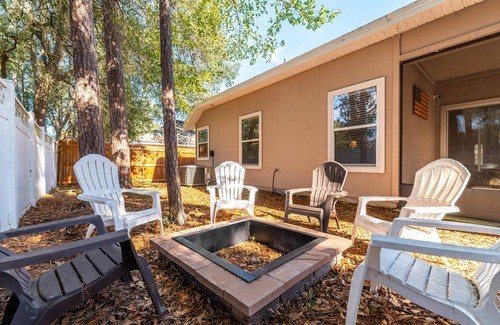 Northside House | NEW! Cozy home w fire pit, minutes from airport! Foosball table & so much more!