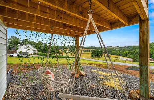Kodak Apartment | NEW! Cozy Loft w/King Bed Near Gatlinburg/Pigeon Forge/Knoxville