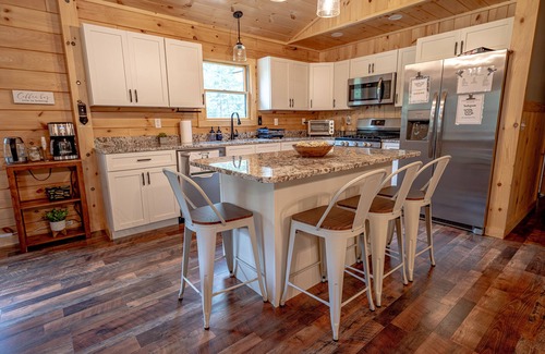 North Haverhill Cabin | New Cozy Log Cabin w/King bed in White Mountains
