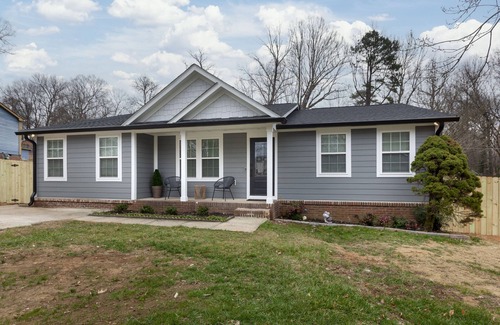 Toddville Road House | New Cozy Modern:3Bedroom house near Airport, Uptown & Whitewater Center.