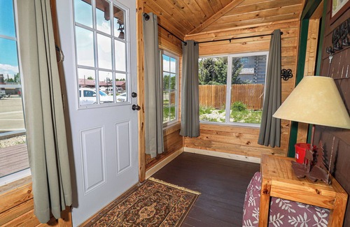 Grand Lake Cabin | NEW! Cozy Pine Cabin - Pet-Friendly - 1 Bedroom Authentic Cabin