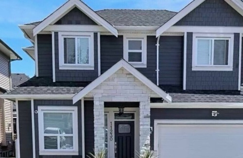 Maple Ridge House | New Cozy Private Guest Suit with full kitchen