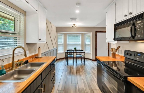 Hewitt House | New! Cozy Retreat Located 15 minutes to Waco