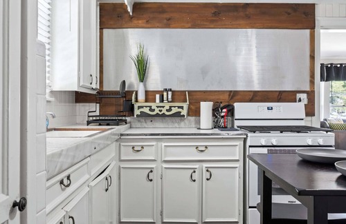 Bonnycastle Apartment | NEW! Cozy Unit in the Heart of the Highlands!